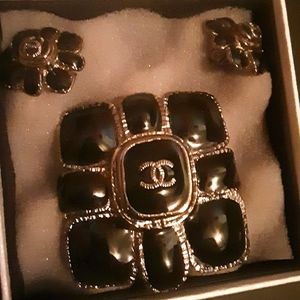 PRICE DROP TODAY ONLY. CHANEL Gripoix  Brooche